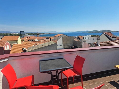 Hatckinson-Families app in center, 1 floor +, nice terrace 3 floors