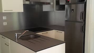 Kühlschrank, Mikrowelle, Herdplatte, Geschirrspüler