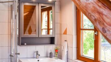 Haartrockner, Handtücher, Seife, Toilettenpapier