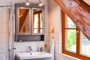 Haartrockner, Handtücher, Seife, Toilettenpapier