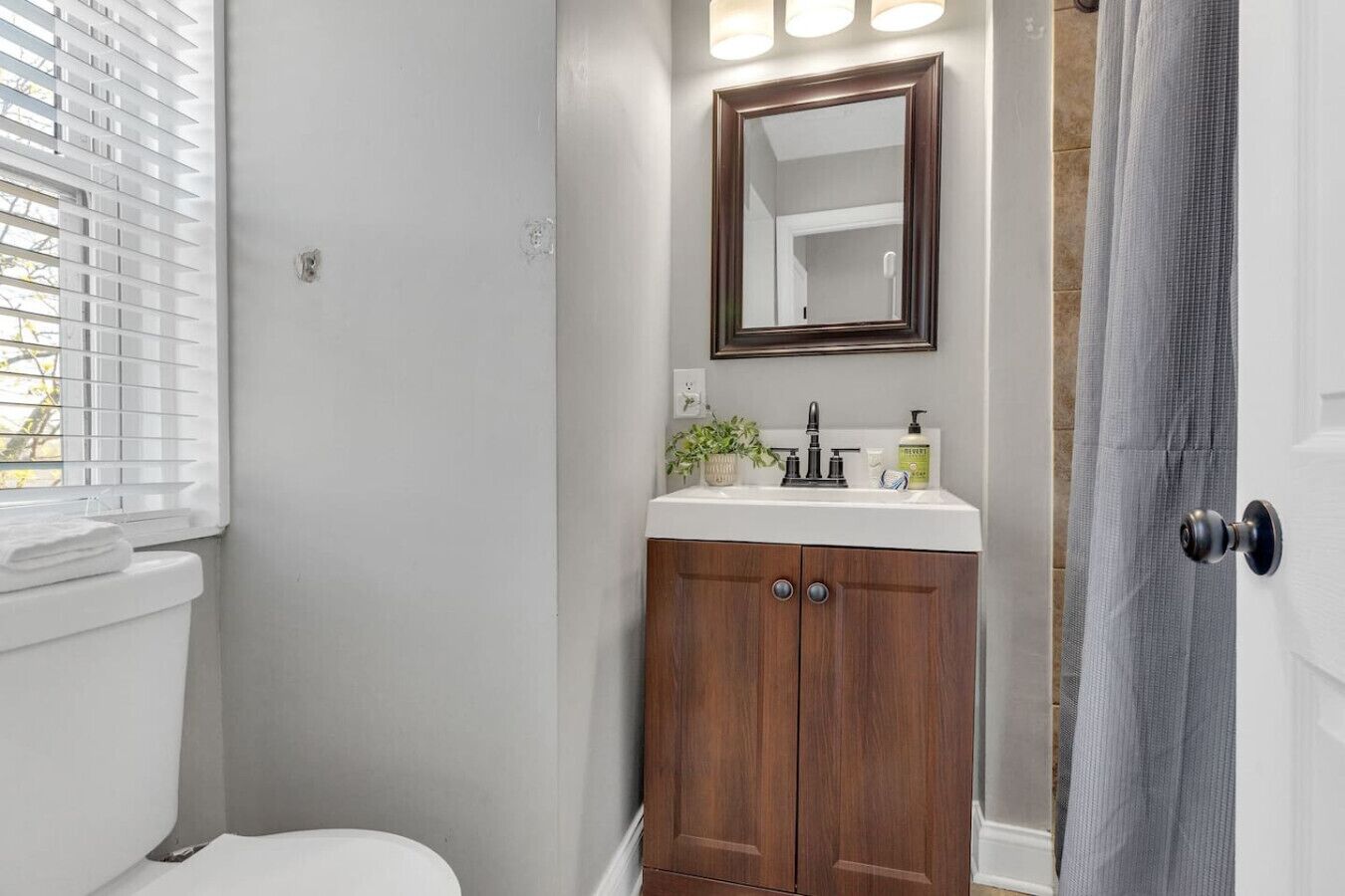 Douche, sèche-cheveux, serviettes fournies, savon