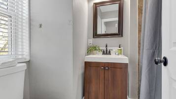 Douche, sèche-cheveux, serviettes fournies, savon