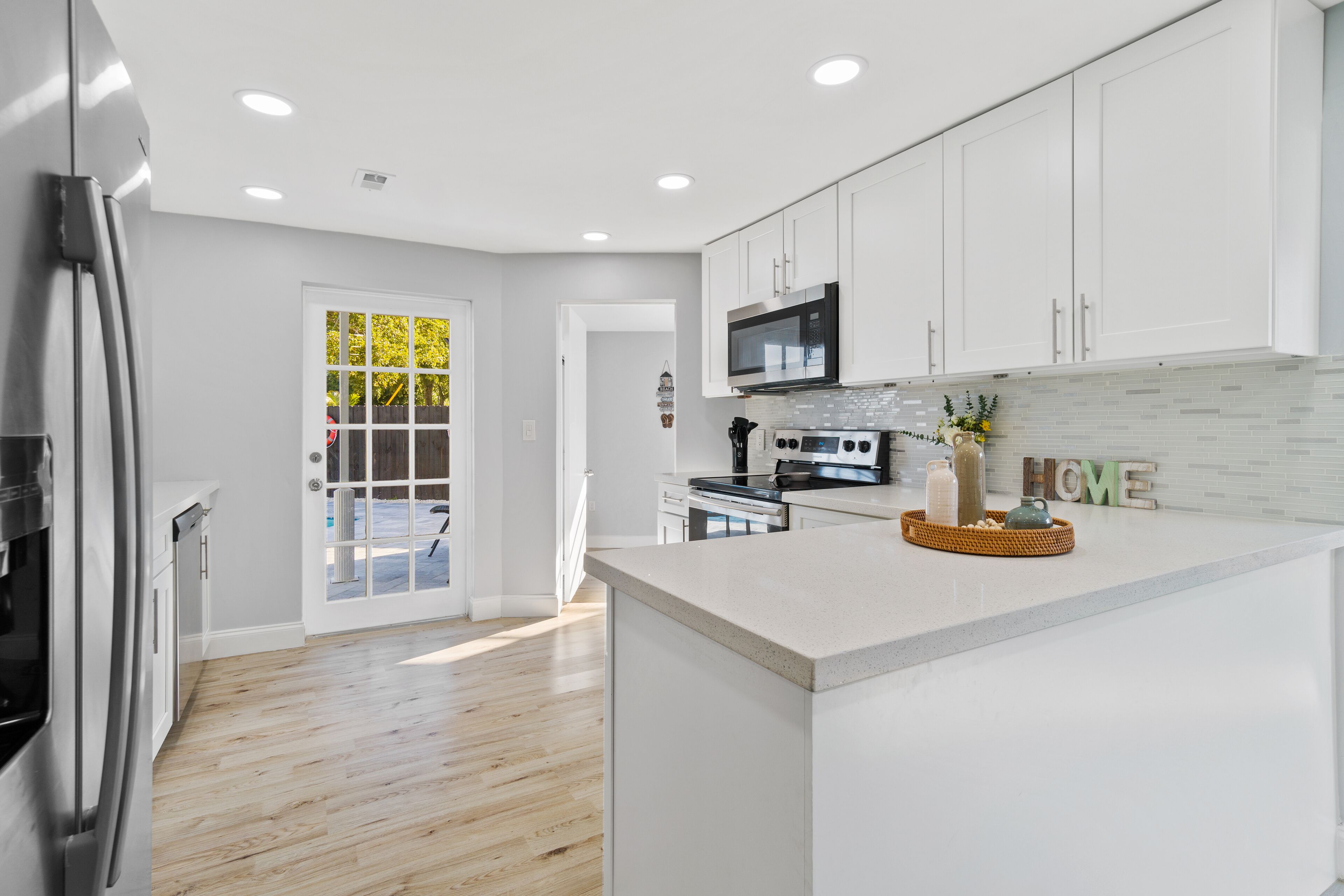 Microondas, lavavajillas, cafetera y tetera y utensilios de cocina 