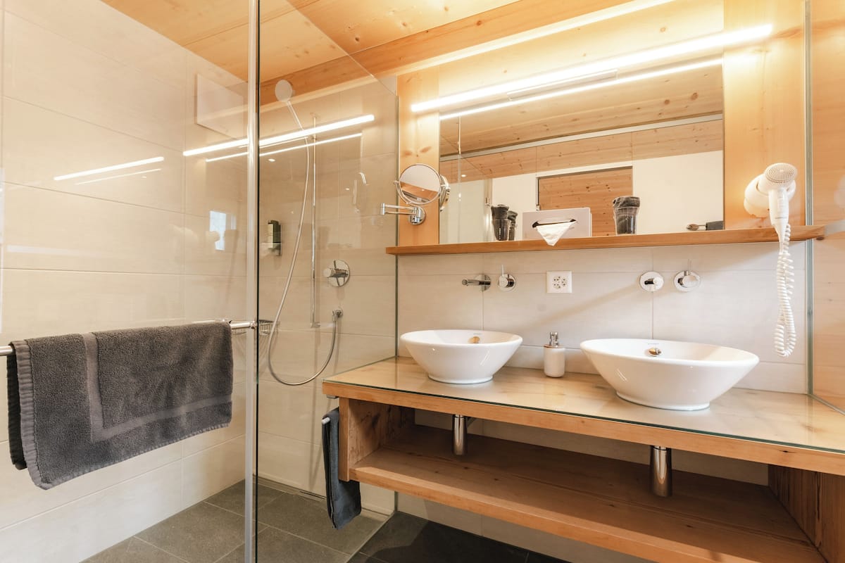 Superior Tek Büyük Yataklı Oda | Banyo | Duş, ücretsiz banyo/kozmetik ürünleri, saç kurutma makinesi, havlu