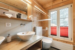 Superior-Doppelzimmer | Badezimmer | Dusche, kostenlose Toilettenartikel, Haartrockner, Handtücher