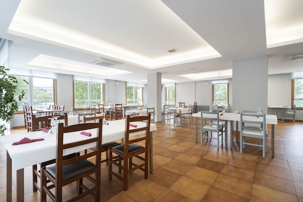 Aperto a colazione, pranzo e cena, cucina spagnola