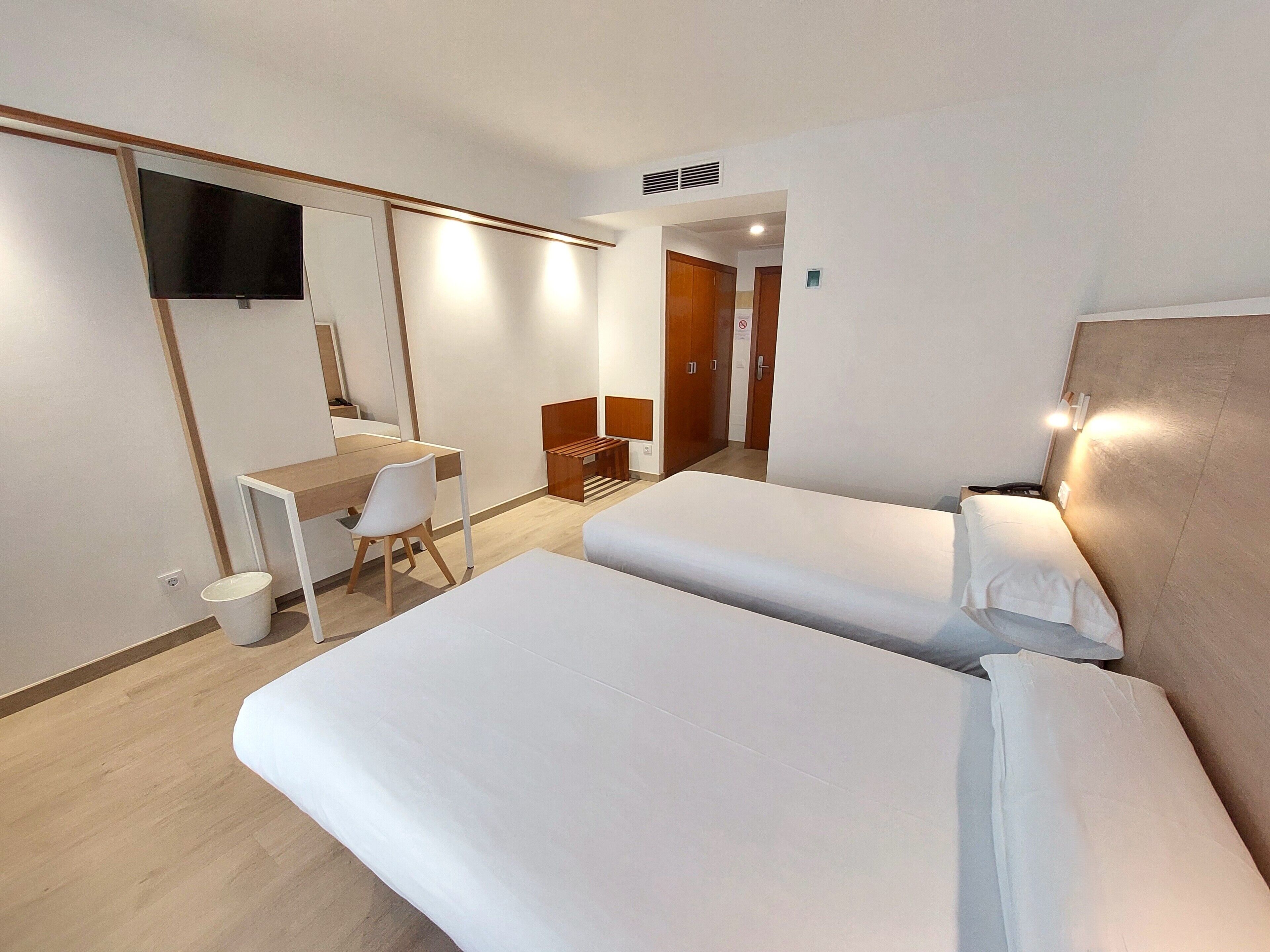 Standard Twin Room | Desk, blackout drapes, free WiFi, bed sheets