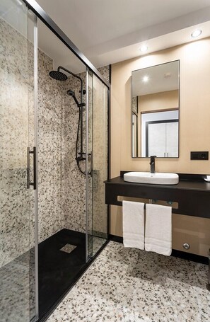 Superior Twin Room | Bathroom | Towels, soap, shampoo, toilet paper