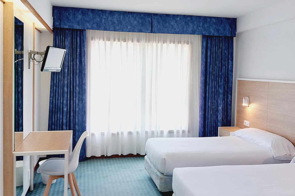 Kamar Twin Standar | Meja kerja, tirai kedap cahaya, Wi-Fi gratis, dan seprai linen