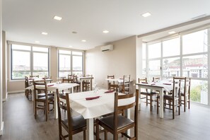Breakfast, lunch, dinner served; Spanish cuisine  - Hotel Costa Atlántica (Arteixo)
