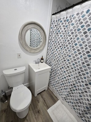 Combined shower/bathtub, hair dryer, towels, soap - Healthcare‑Focused Chic 1BR Near Miami Health District with Smart TVs 65” & 55” (Miami)