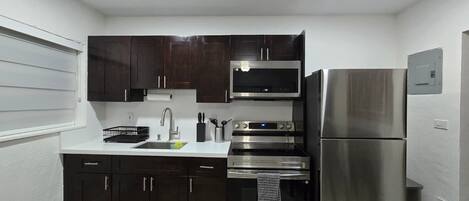 Kylskåp, mikrovågsugn, ugn och spishäll