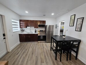 Fridge, microwave, oven, stovetop - Healthcare‑Focused Chic 1BR Near Miami Health District with Smart TVs 65” & 55” (Miami)
