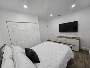 1 bedroom, desk, iron/ironing board, free WiFi - Healthcare‑Focused Chic 1BR Near Miami Health District with Smart TVs 65” & 55” (Miami)