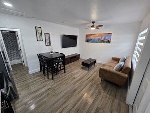 Smart TV, video games, music library, video library - Healthcare‑Focused Chic 1BR Near Miami Health District with Smart TVs 65” & 55” (Miami)