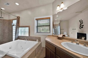 Douche, baignoire à remous, séchoir à cheveux, serviettes fournies