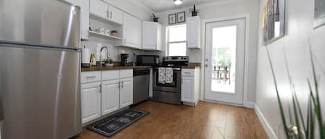 Frigorifero, microonde, forno, piano cottura
