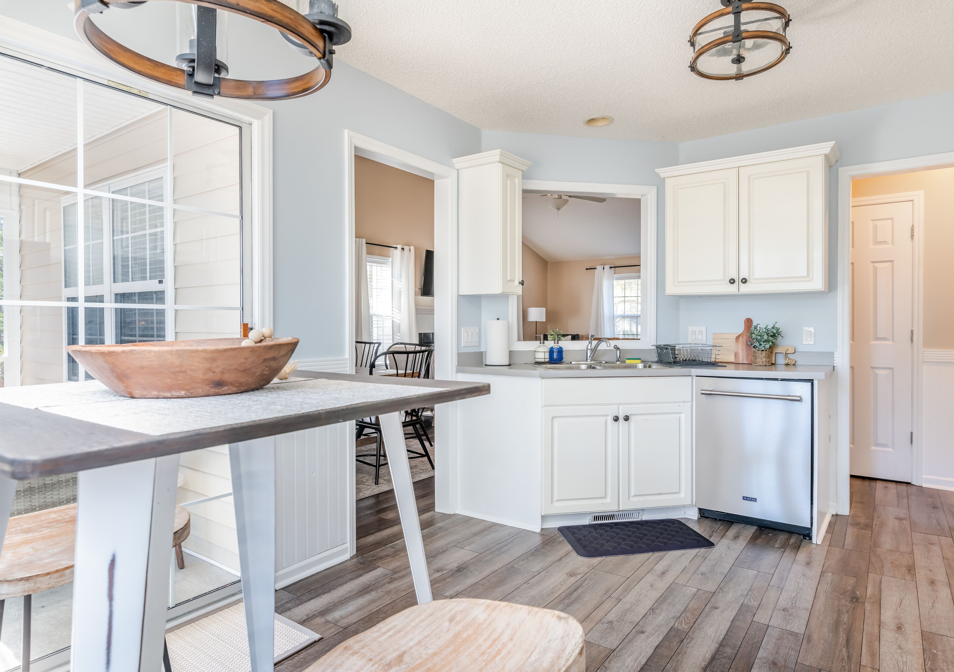 Jääkaappi, mikroaaltouuni, uuni, liesi