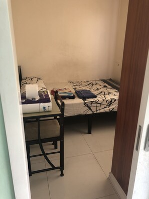 2 bedrooms, internet - Walking distance ; UP, Ateneo de Manila, Miriam, UP town mall (Quezon City)