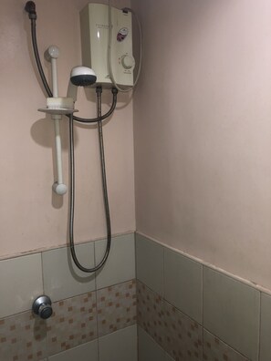 Shower, bidet - Walking distance ; UP, Ateneo de Manila, Miriam, UP town mall (Quezon City)