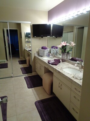 Combined shower/bathtub, hair dryer, towels, soap