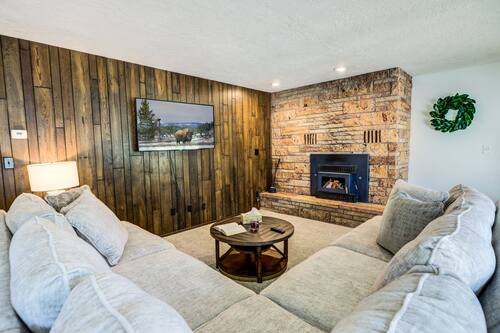 Premium House, 4 Bedrooms, Non Smoking, Mountain View | Living area | 40-inch flat-screen TV with digital channels, TV