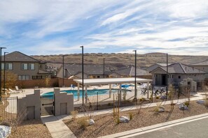 Un quartier résidentiel avec des maisons, une piscine et un patio couvert.