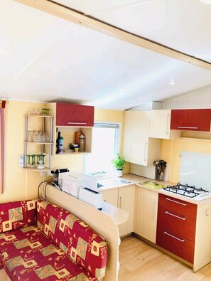 Réfrigérateur, micro-ondes, plaque de cuisson, cafetière/bouilloire