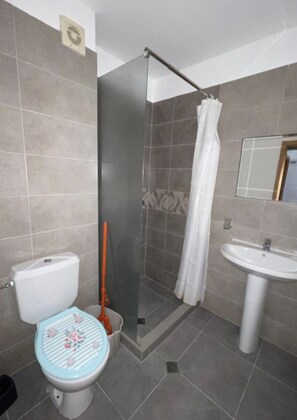 A bathroom with a toilet, shower, and sink. - Stylish 1-bed Apartment in Sunny Beach (Sunny Beach)