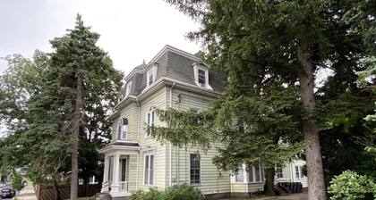 1 Bedroom Studio and 1 Full Bathroom-Close to Beach, Encore and TD Garden Arena.