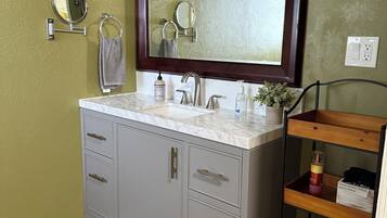 Ensemble douche/baignoire, sĂšche-cheveux, serviettes fournies, savon