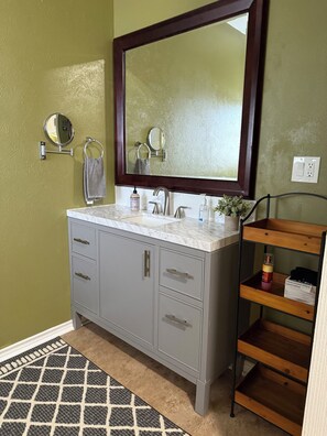 Combined shower/bathtub, hair dryer, towels, soap