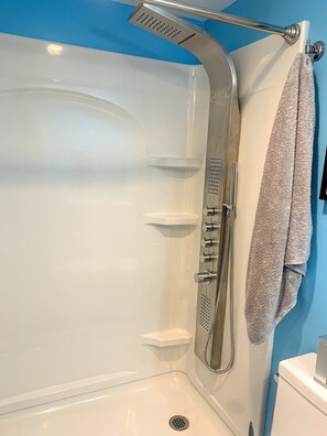 Een douche, een haardroger, handdoeken, zeep