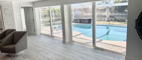 Una piscina al aire libre, una piscina climatizada