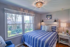 5 bedrooms, desk, iron/ironing board, free WiFi - Nautical Soul, Modern Comfort: Canalfront Park Living in Heart of Historic Lewes (Lewes)