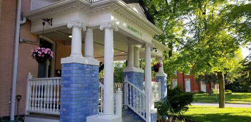 1 Bedroom  Apartment in Downtown Brampton, 1 minute walk from center