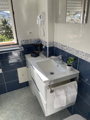Douche, sĂšche-cheveux, bidet, serviettes fournies