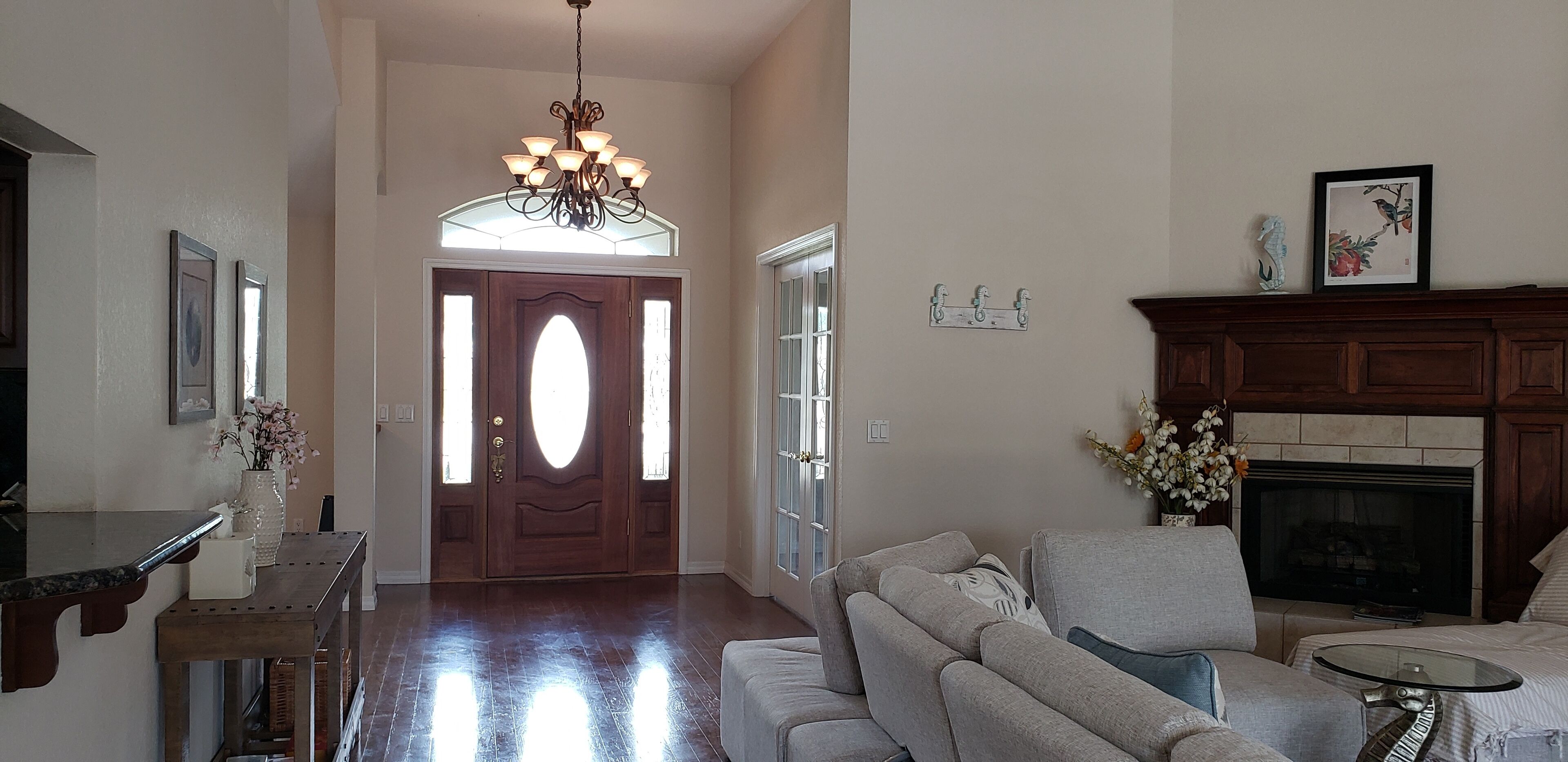 Älytelevisio, takka, kirjoja