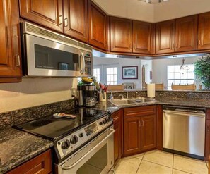 冷蔵庫、電子レンジ、オーブン、コンロ