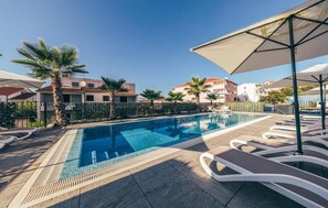 A heated pool - Cozy apartment in Okrug Gornji (Okrug Gornji)