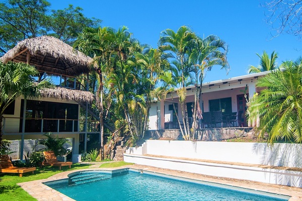 On the left = Guest House //
On the right = Main House