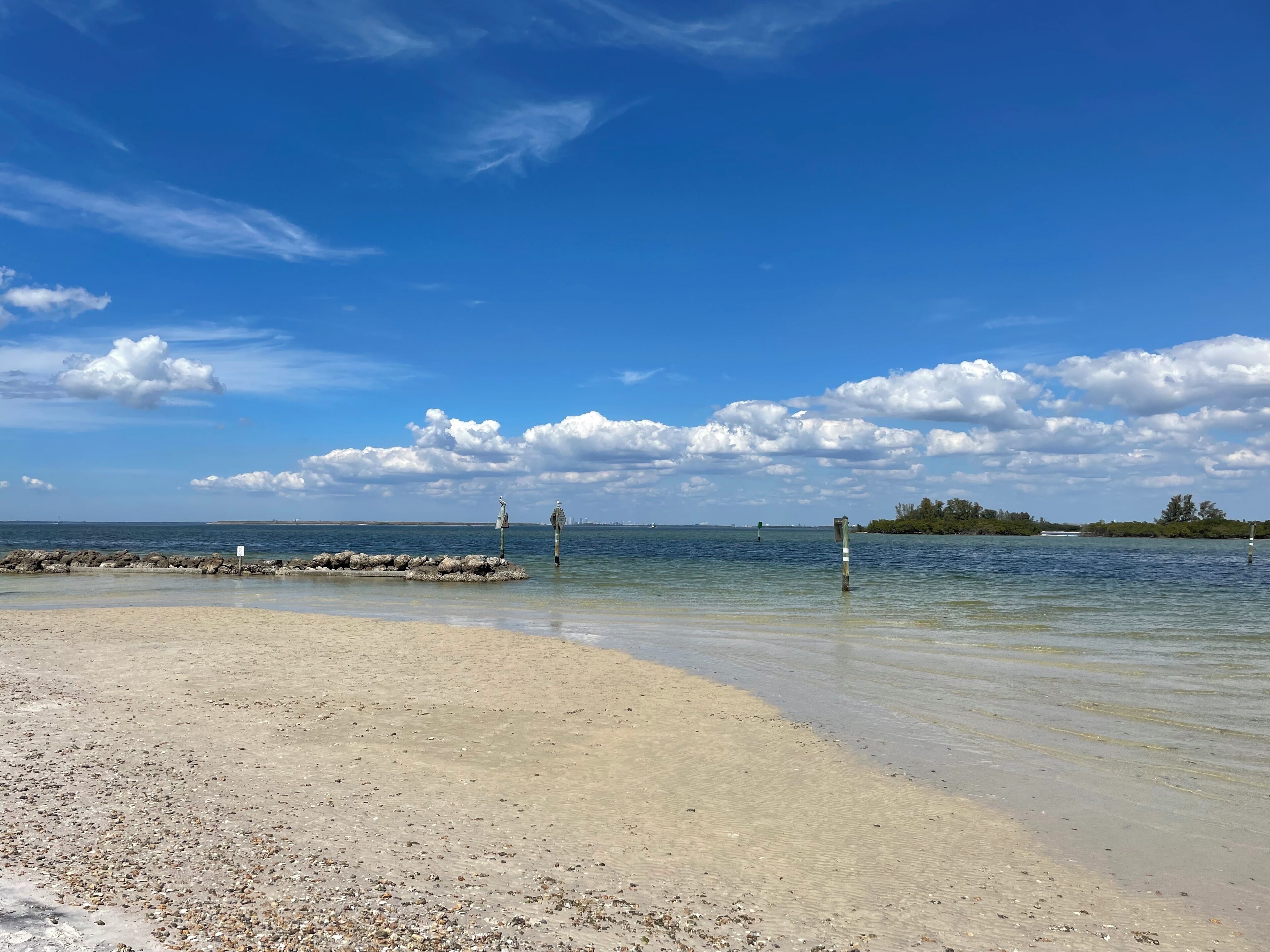 På stranden, solsenger og strandhåndklær