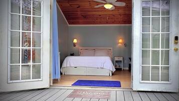 1 soverom, safe på rommet, skrivebord og strykejern/-brett