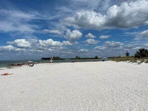 På stranden, solsenger og strandhåndklær