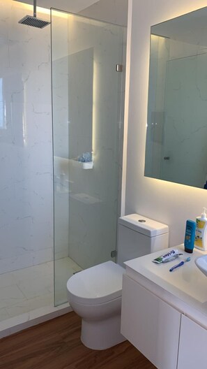 Dusche, Haartrockner, Handtücher, Seife