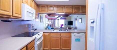 Frigorífico, microondas, horno y placa de cocina