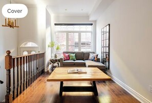 Téléviseur connecté, foyer, livres, imprimante