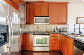 Réfrigérateur, four à micro-ondes, un four, surface de cuisson