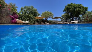A clear swimming pool with lounge chairs and umbrellas. - Amazing 6 bed villa with private pool and views (Almuñecar)