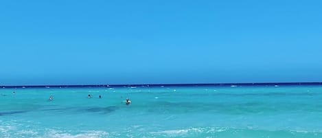 Sulla spiaggia, lettini da mare